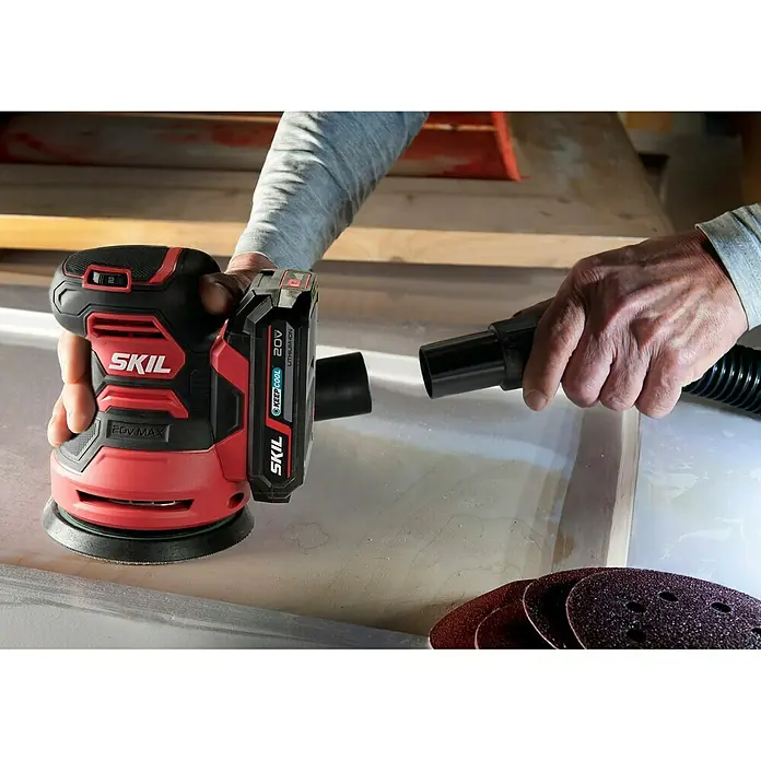 Skil PWRCore 20V Akku-Exzenterschleifer 3745 CA20 V, Ohne Akku, Durchmesser Schleifteller: 125 mm - SKIL Akku-Exzenterschleifer mit Staubabsaugung in Aktion, ideal für Heimwerkerprojekte.