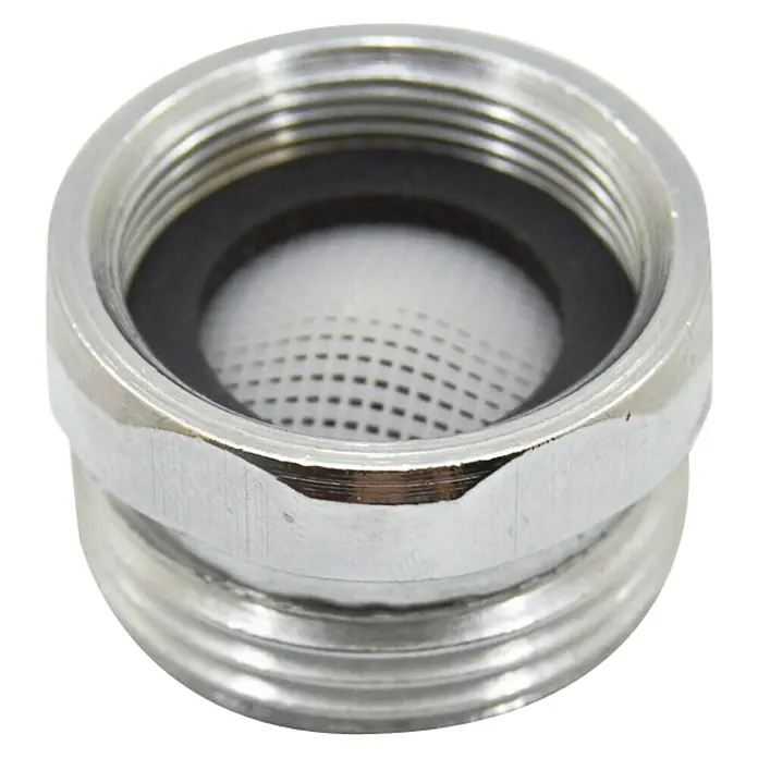 Adaptador para grifo macho - Rosca exterior: ¾″, Latón, Macho - Hembra - Primer plano de un adaptador de grifo cromado brillante con rosca interna y una pantalla para instalaciones de fontanería.