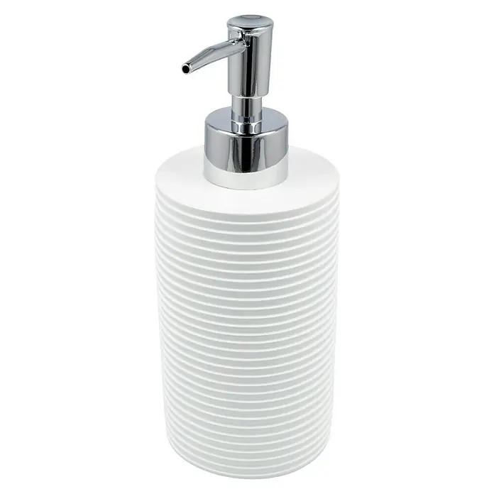 Venus Seifenspender Filler - Polyresin, Weiß - Ein weißer Seifenspender mit geriffelter Textur und einem glänzenden Chrom-Spenderkopf. Ideal für stilvolle Badezimmer.