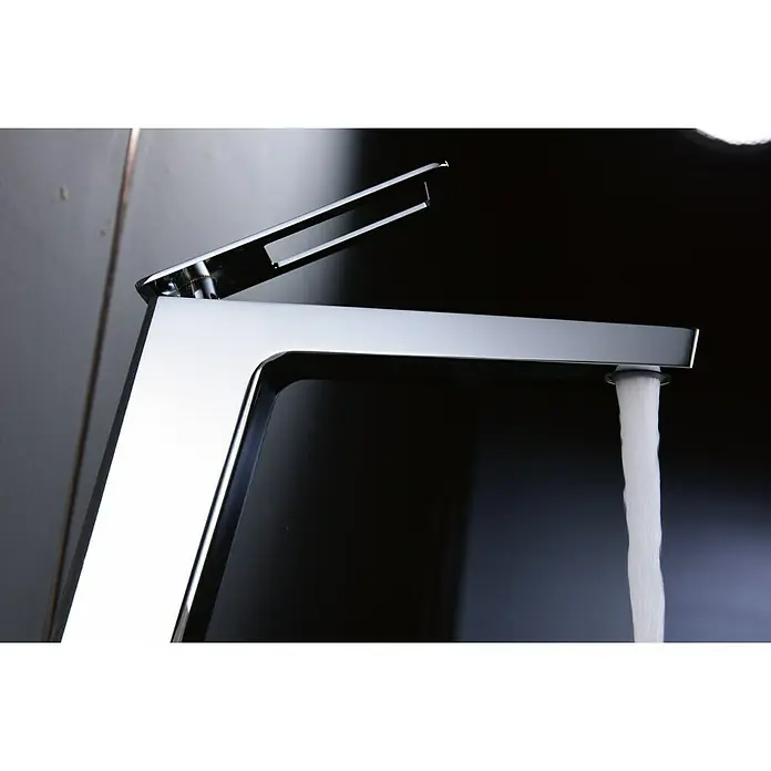Imex Suecia Grifo de lavabo - Cromo, Brillante - Grifo cromado moderno con agua que fluye, sobre un fondo oscuro. Un accesorio elegante para cualquier baño.