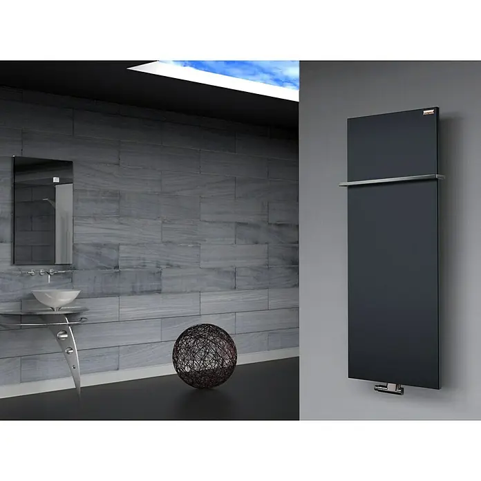 Szagato Designheizkörper Manhattan 2 - B x H: 470 x 1.200 mm, Wärmeleistung bei Vorlauftemperatur von 75 °C (D: 50): 799 W, Anthrazit, Mit 1 Handtuchhalter (15 mm) - Ein elegantes Badezimmer-Interieur mit einem modernen schwarzen Heizkörper mit Handtuchhalter. Das stilvolle Design ergänzt die Einrichtung perfekt.