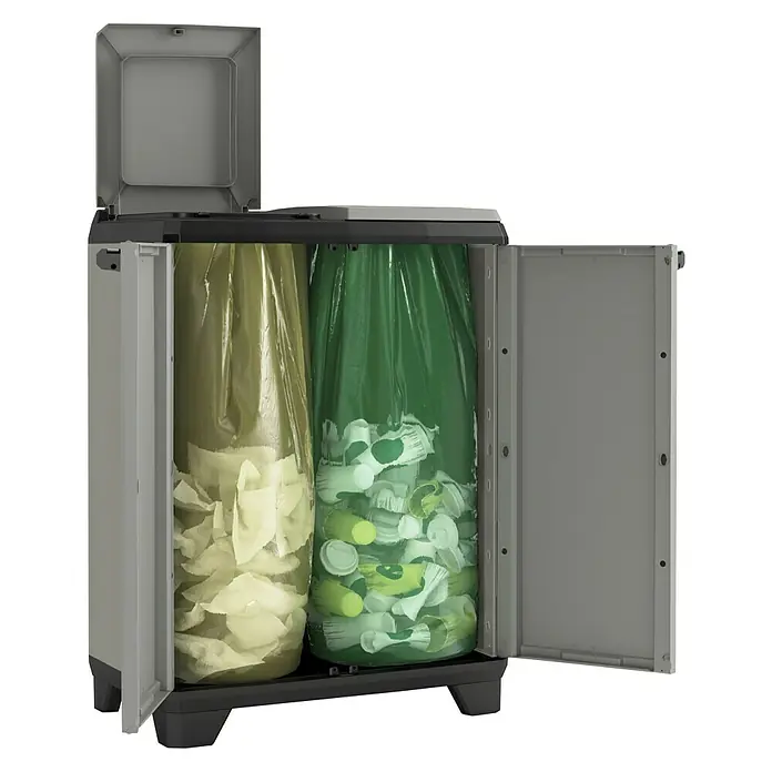 Keter Armario multiusos de plástico  Planet - L x An x Al: 39 x 68 x 90 cm - Cubo de reciclaje gris con dos compartimentos y puertas abiertas, lleno de residuos en bolsas amarillas y verdes.