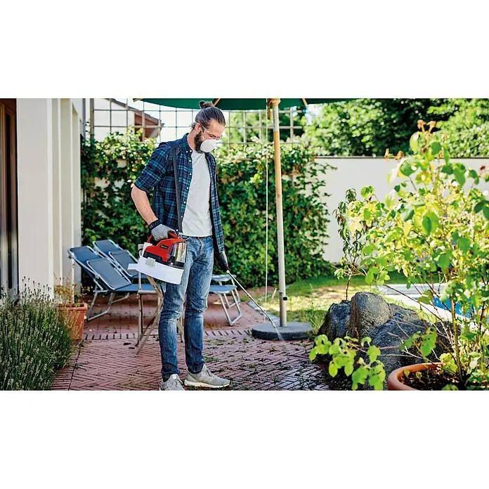 Einhell Power X-Change 18V Akku-Sprühgerät GE-WS 18/35 Li-Solo - 18 V, Anzahl Akkus: Ohne Akku, Betriebsdruck: 2,5 bar - Ein Mann verwendet eine Einhell Akku-Druckspritze zum Sprühen von Unkraut auf einer Terrasse. Der Akku-Drucksprüher ist rot, schwarz und weiß.