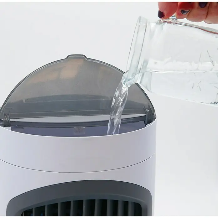 Climatizador evaporativo Smart Chill - 12 W, Blanco, 39,5 cm - La imagen muestra un enfriador de aire portátil que se llena con agua, compacto y fácil de usar, perfecto para los días calurosos.