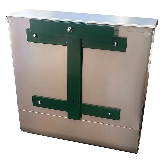 WMT Eindrehhalterung für Briefkasten - Dunkelgrün - Ansicht einer silberfarbenen Briefkastenbox mit grüner I-förmiger Montagehalterung.
