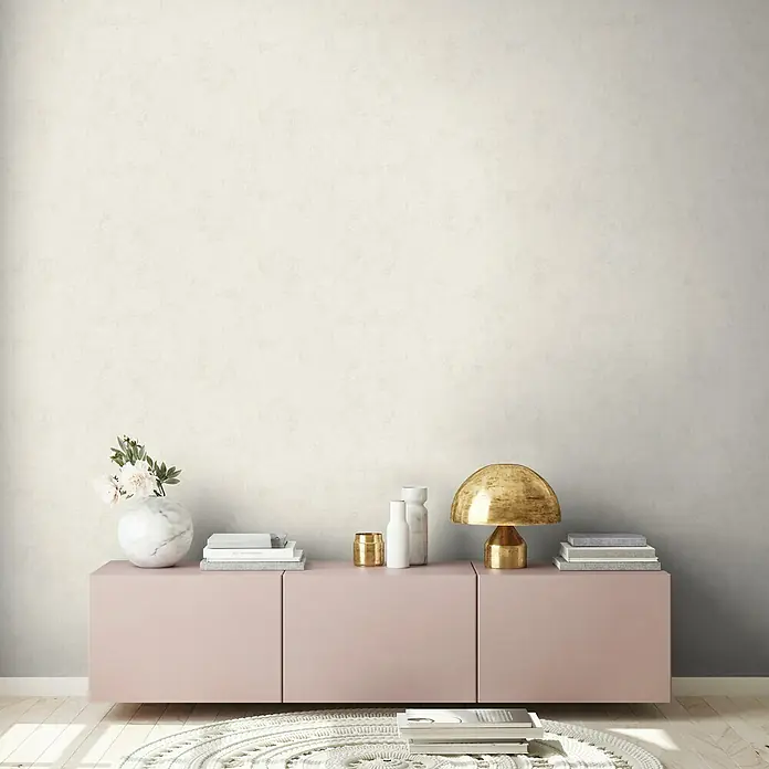 A.S. Création New Walls Vliestapete Textil - Weiß, Uni, 10,05 x 0,53 m - Eine Nahaufnahme eines stilvollen Sideboards mit dekorativen Elementen, darunter eine Lampe, Bücher und Vasen, die eine moderne Inneneinrichtung präsentieren.