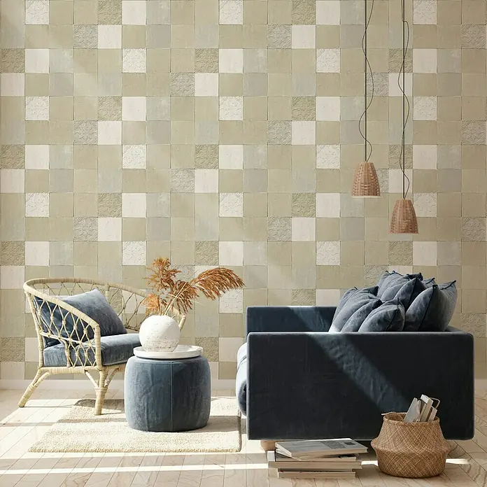 A.S. Création New Walls Vliestapete Fliese - Beige, Fliesenoptik, 10,05 x 0,53 m - Wohnzimmer mit blauem Sofa, Korbstuhl und Pendelleuchten. Wand mit quadratischen Fliesen.