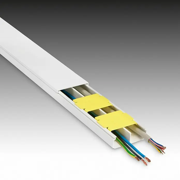 Inofix Canaleta para cables - L x An x Al: 200 x 5,3 x 2 cm, Blanco - Conducto de cable blanco con separadores amarillos y extremos de alambre expuestos sobre un fondo neutro.