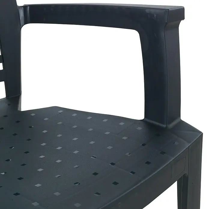Silla de jardín Atlantic - 59 x 60 x 87 cm, Antracita, Polipropileno, Apilable - Primer plano de una silla de plástico gris oscuro con reposabrazos y patrón de agujeros cuadrados.
