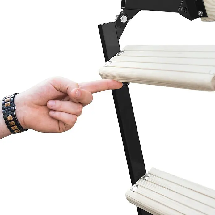 Bodentreppe Polar Plus - 120 x 60 cm, Wärmedämmung: 0,36 W/(m²K) - Detailaufnahme einer Holzleiter mit schwarzem Metallrahmen, auf die eine Hand deutet, die die hochwertige Verarbeitung hervorhebt.