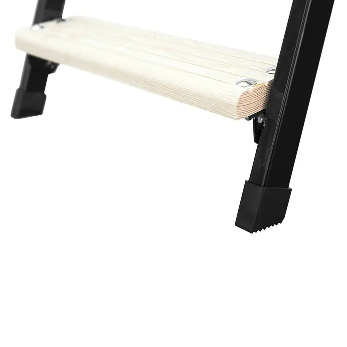 Bodentreppe Polar Plus - 120 x 60 cm, Wärmedämmung: 0,36 W/(m²K) - Detailansicht einer Trittleiter mit hellbeiger Stufe und schwarzem Rahmen. Rutschfeste Füße sorgen für sicheren Stand der Leiter.