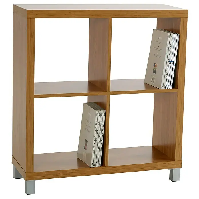 Estantería de madera Kubox - Al x An x Pr: 83 x 76 x 29 cm, Arce - Una estantería cuadrada de madera con cuatro compartimentos, parcialmente llenos de libros, apoyada sobre patas plateadas.