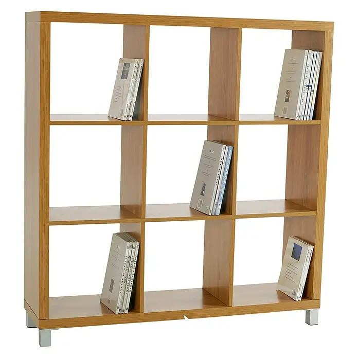 Estantería de madera Kubox - Al x An x Pr: 118 x 111 x 29 cm, Arce - Librería de madera con nueve compartimentos. La estantería se apoya en pequeños pies metálicos y algunos compartimentos están llenos de libros.