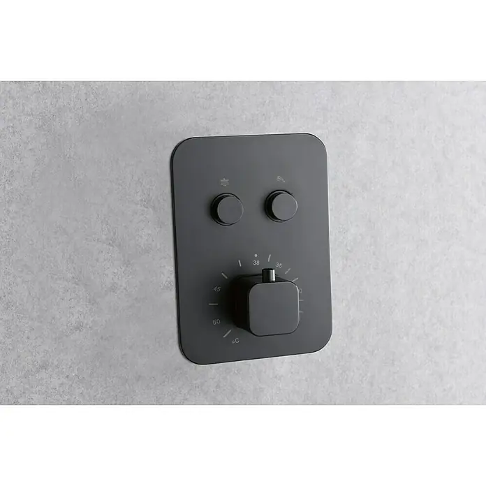 Imex Sistema de ducha empotrado Madeira - Negro - Primer plano de un elegante panel de ducha negro mate con un dial de control de temperatura y dos mandos redondos para un diseño de baño moderno.