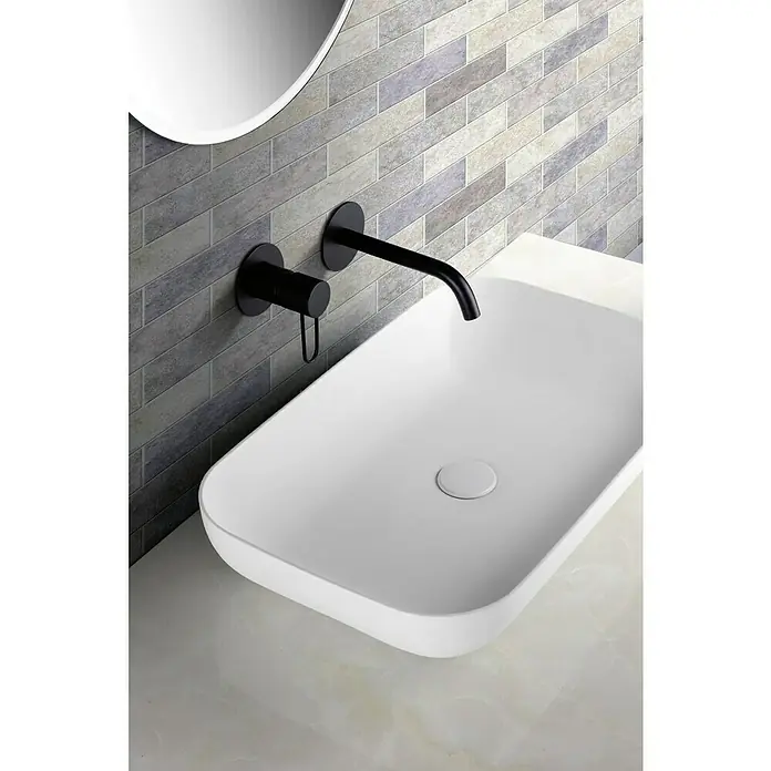 Imex Milos Grifo de lavabo - Negro - Grifo negro moderno con un elegante lavabo blanco rectangular, combinado con una elegante pared de azulejos grises para un diseño de baño contemporáneo.