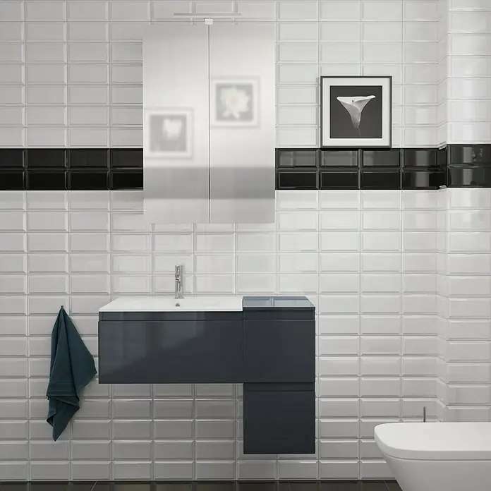 Camargue Espacio Badmöbel-Set H35 - 90 cm, Gama anthrazit glänzend - Ein modernes Badezimmer mit einem grauen Waschtischunterschrank, einem Spiegelschrank und einer Toilette. Die weißen Fliesen und der schwarze Akzentstreifen sorgen für Kontrast.