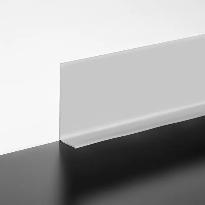 LOGOCLIC Weichsockelleiste - 10 m x 15 mm x 50 mm, Kleben, Grau - Nahaufnahme einer modernen, weißen Sockelleiste an einer Wand, die einen sauberen Übergang zum dunklen Boden bildet.