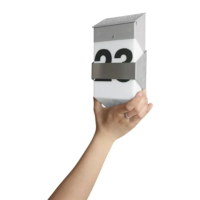 Lutec Solar-Außenwandleuchte - 1,3 W, L x B x H: 60 x 119 x 238 mm, Weiß, Nickel, IP44 - Nahaufnahme einer Hand, die eine moderne Hausnummer mit gut sichtbarer Ziffer "23" vor einem schwarzen Hintergrund hält.