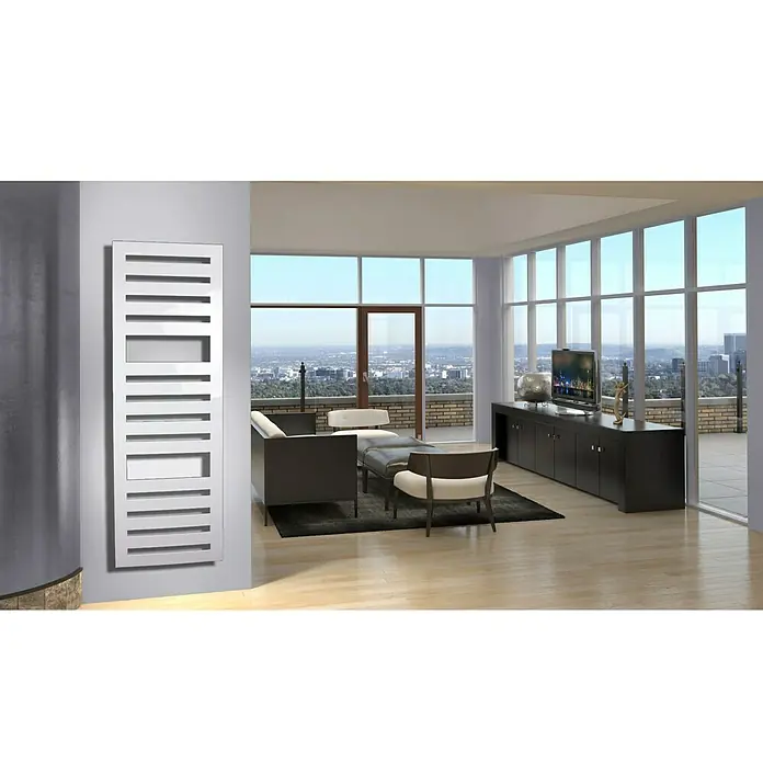 Szagato Designheizkörper Zebra 3 - B x H: 600 x 1.750 mm, Wärmeleistung bei Vorlauftemperatur von 75 °C (D: 50): 1.302 W, Weiß - Ein moderner, weißer Paneelheizkörper, der an einer Wand in einem stilvollen, modernen Raum befestigt ist.