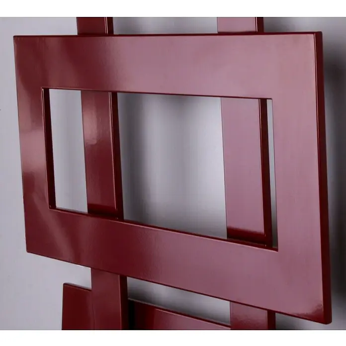 Szagato Designheizkörper Art II - B x H: 600 x 1.800 mm, Wärmeleistung bei Vorlauftemperatur von 75 °C (D: 50): 1.019 W, Rot - Detailaufnahme einer modernen, burgunderroten Wanddekoration mit geometrischen Formen und glänzender Oberfläche, die ein stilvolles Ambiente schafft.