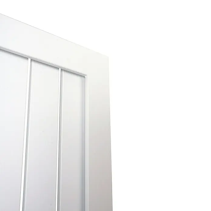 Szagato Designheizkörper Frame - B x H: 580 x 1.800 mm, Wärmeleistung bei Vorlauftemperatur von 75 °C (D: 50): 1.460 W, Weiß - Nahaufnahme einer modernen, weißen Innentür mit vertikalen Lamellen und klaren Linien, die ein minimalistisches Design zeigt.