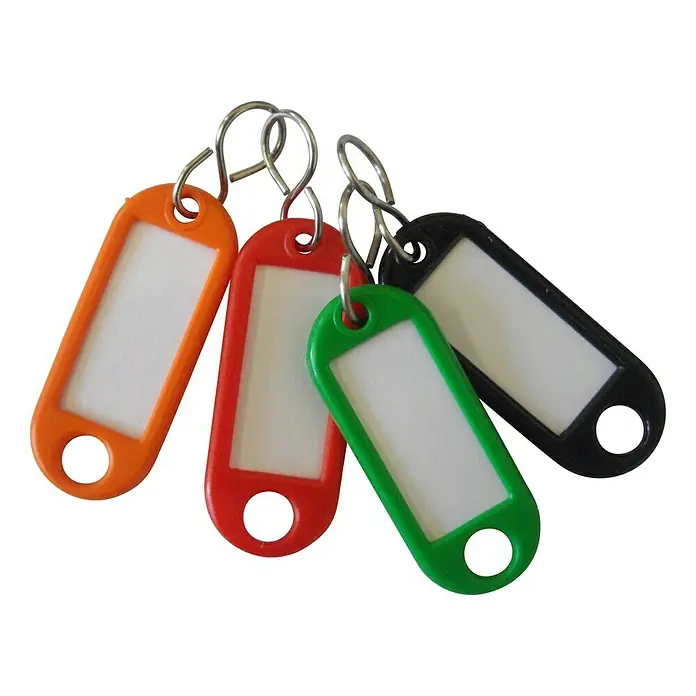Schlüsselanhänger - 4 Stk., Kunststoff - Nahaufnahme von einem Satz Schlüsselanhänger in Orange, Rot, Grün und Schwarz, die mit Metallringen befestigt sind und leere Etiketten haben.