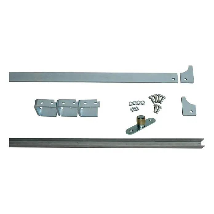 HBS Betz Gussrollenbeschlag-Set - Schiebetorbeschlag, Geeignet für: Torbreite 1 m, Maße Flachstahl: 50 x 10 mm - Das Bild zeigt ein Set von Schiebetürbeschlägen in Silber, inklusive Schienen, Rollen und Befestigungsmaterial.