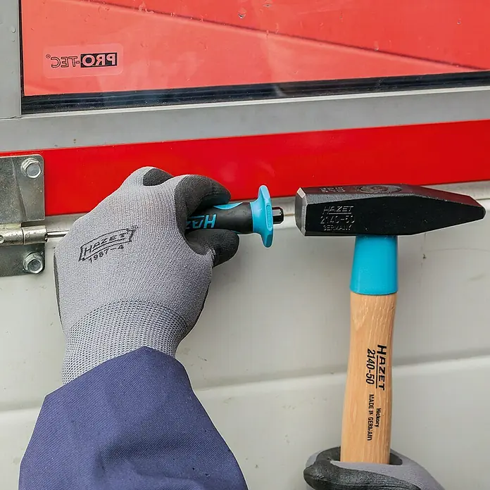 Hazet Splinttreiber-Set 751HS/5 - 5 -tlg., 3 mm - 8 mm - Eine Nahaufnahme von einem HAZET-Hammer 2140-50 und einem Durchschlag 1987-4, die für Präzision und Haltbarkeit bei der Arbeit stehen.