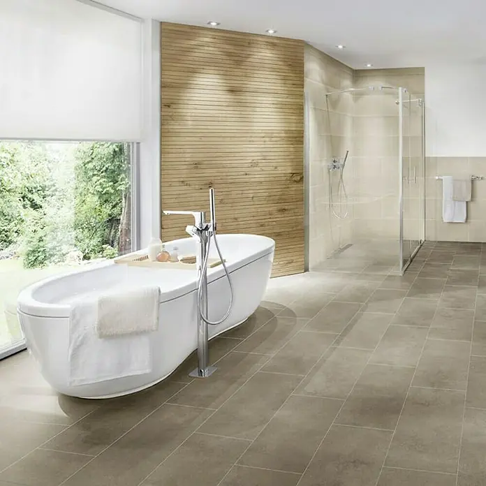 Art-Tec by Palazzo Feinsteinzeugfliese - 30 x 60 cm, Creme, Matt - Elegantes Badezimmer mit freistehender Badewanne, stilvoller Holzwand und einer modernen Duschkabine, das entspannende Atmosphäre ausstrahlt.