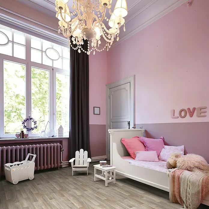 Beauflor PVC-Boden Meterware Atlantic - 400 cm, Natural Oak 949M, Braun - Elegantes Kinderzimmer mit Holzboden, verspieltem Dekor und einem Hauch von Vintage-Charme. Der Boden harmoniert mit der Farbpalette des Zimmers.