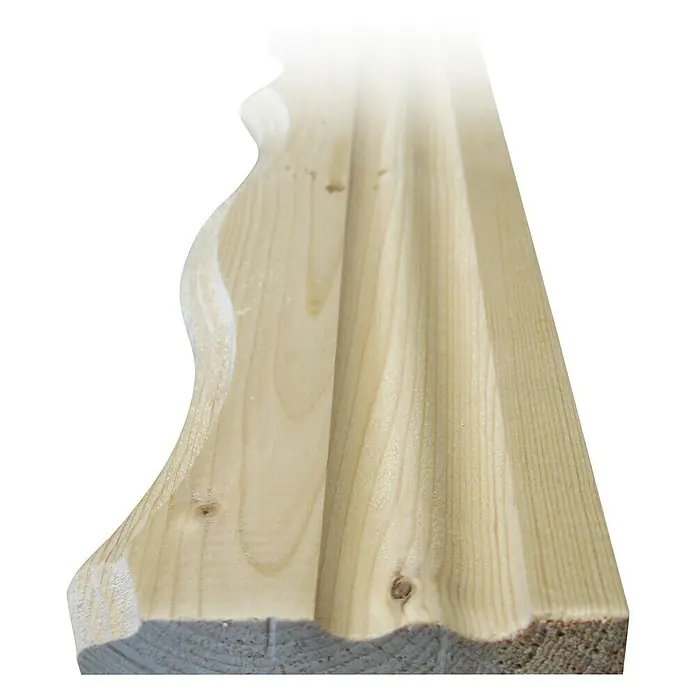 Zierblende - Fichte/Tanne, 1.480 x 90 x 14 mm - Nahaufnahme einer profilierten Holzleiste mit dekorativen Fräsungen und natürlicher Holzmaserung, ideal für Innenausbau.