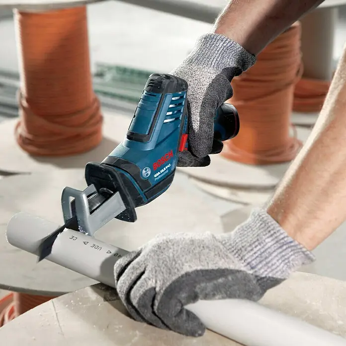 Bosch Professional Akku-Säbelsäge GSA 12V-14 - 12 V, Li-Ionen, Ohne Akku, Leerlaufhubzahl: 3.000 /min - Der Bosch GSA 18V-LI Akku-Reciprosäge beim Schneiden eines PVC-Rohrs, demonstriert ihre Leistungsfähigkeit und Präzision.