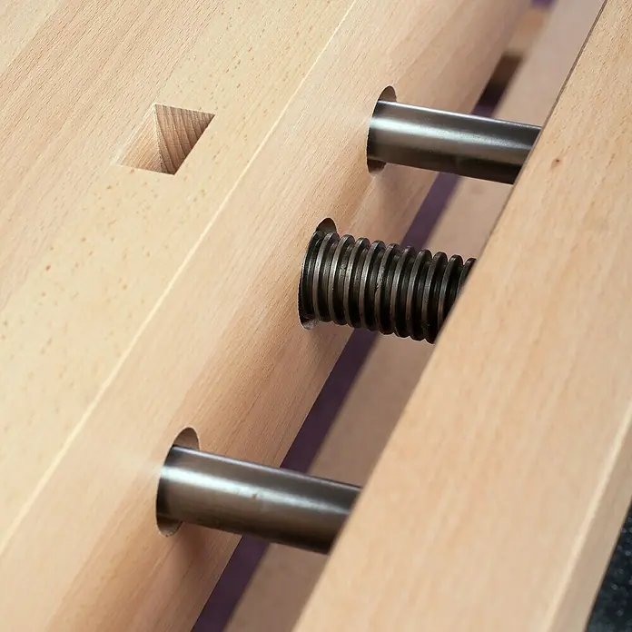 Ramia Hobelbank Premium 1 - L x B: 2.120 x 760 mm, Arbeitshöhe: 860 mm, Holz - Nahaufnahme einer Hobelbank mit Schraubstock und Bankhakenlöchern, ideal für Tischlerarbeiten und Holzbearbeitung.