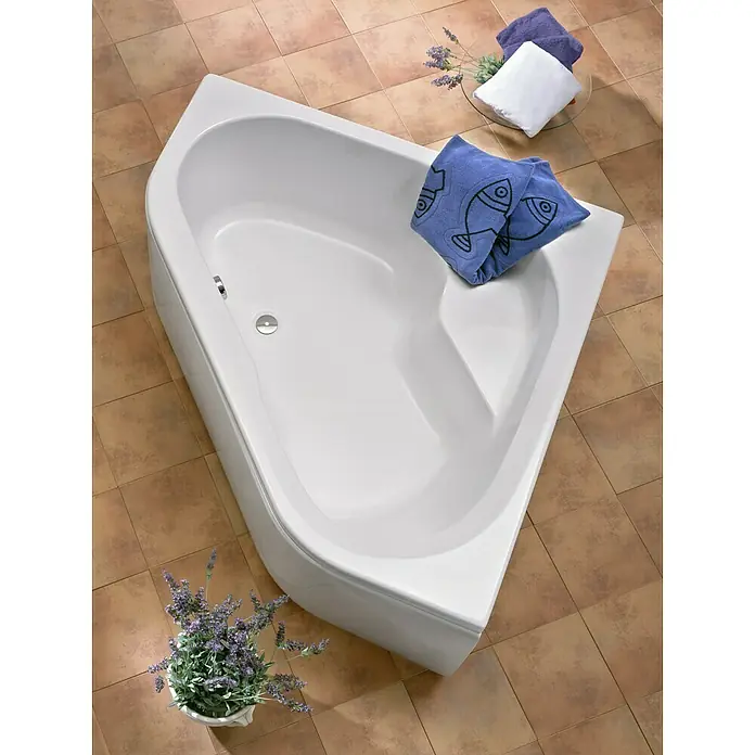 Ottofond Eckbadewanne Tampa - L x B: 135 x 135 cm, Sanitäracryl, Weiß - Helle, dreieckige Badewanne mit Armaturen, Handtüchern und Lavendel, die ein entspannendes Badeerlebnis verspricht.