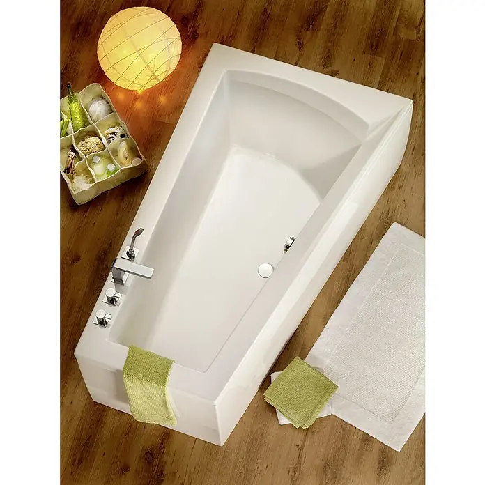 Ottofond Raumsparbadewanne Cebu 1 A - 160 x 100 cm, Sanitäracryl, Weiß, Rechts - Ein elegantes, rechteckiges Whirlpool mit Armaturen und einer weichen Badematte, beleuchtet von einer Papierlaterne, die eine entspannende Atmosphäre schafft.