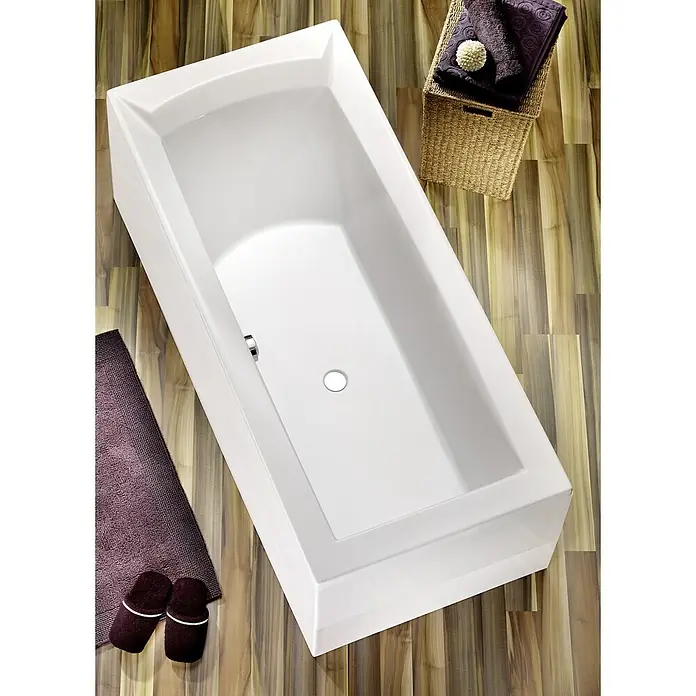 Ottofond Badewanne Tacoma - 180 x 80 cm, Sanitäracryl, Weiß - Elegante, freistehende Badewanne in Weiß. Perfekt für moderne Badezimmer, bietet sie Komfort und Stil. Handtücher und Badeschuhe sind dekorativ platziert.