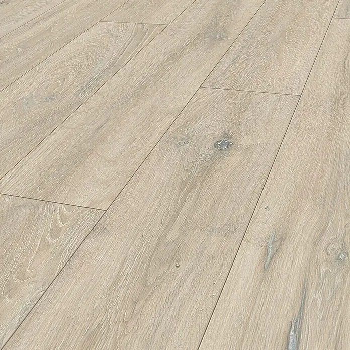 Krono Original Laminat Organic Clever Colorado Oak1.288 x 195 x 6 mm, Landhausdiele, Colorado Oak - Nahaufnahme von hellen Laminatbodenplatten mit subtilen Holzmaserungen und Knoten.