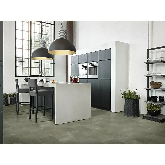 Beauflor PVC-Boden Meterware Feelings - 400 cm, Preston, Grau - Helle und moderne Küche mit grauen Fußbodenfliesen, die dem Raum eine stilvolle Note verleihen. Die passenden Möbel ergänzen das Gesamtbild.
