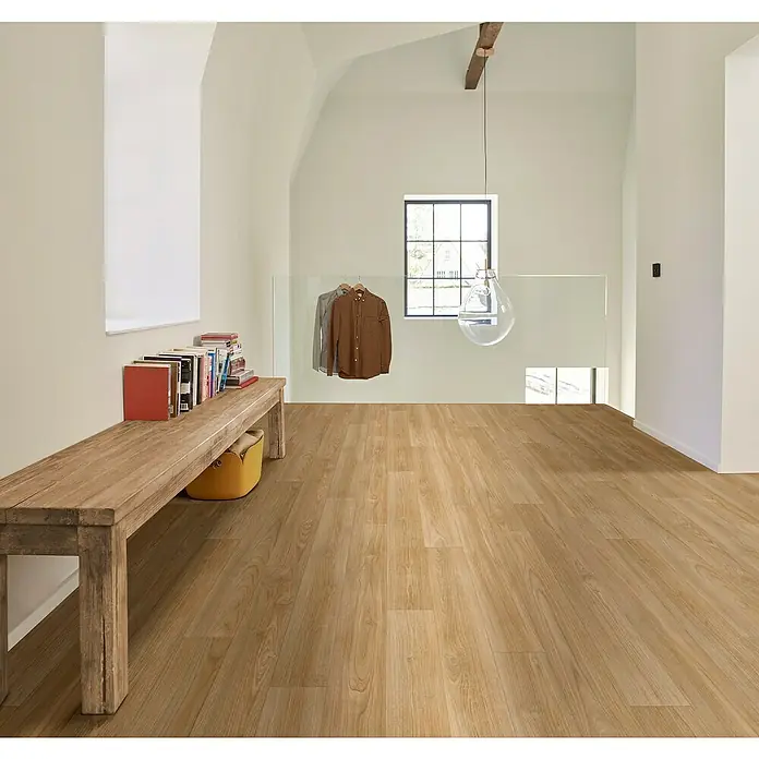 Beauflor PVC-Boden Meterware Athena - 400 cm, Braun - Die helle Holzfußboden schafft eine warme und einladende Atmosphäre in diesem geräumigen Dachgeschossraum. Der Boden harmoniert mit dem minimalistischen Design.
