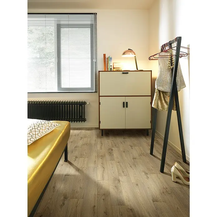Beauflor PVC-Boden Meterware Hera - 400 cm, Wood 05, Braun - Zimmer mit hellem Holzboden, einem stilvollen Schrank und einem eleganten Kleiderständer mit Kleidung.