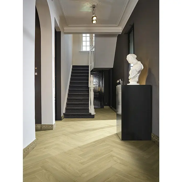 Beauflor PVC-Boden Meterware Cupid - Holzoptik, Breite: 400 cm, Braun - Eindrucksvolle Aufnahme einer Diele mit auffälligem Fischgrätmuster, das dem Raum Eleganz verleiht. Die hellen Holztöne erzeugen eine warme Atmosphäre.