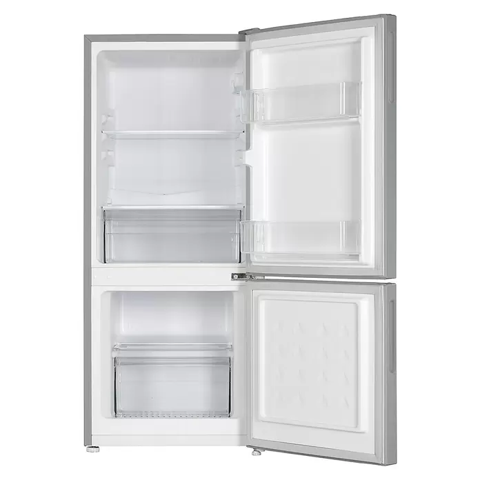 PKM Kühl-Gefrierkombination KG117ES - Nutzinhalt Gesamt: 117 l, 49,5 x 47 x 114 cm, Silber - Offener, leerer silberner Kühlschrank mit weißem Innenraum, transparenten Ablagen und separatem Gefrierfach.