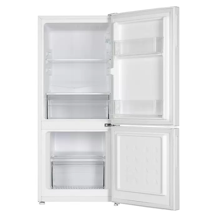 PKM Kühl-Gefrierkombination KG117EW - Nutzinhalt Gesamt: 117 l, 49,5 x 47 x 114 cm, Weiß - Offener weißer Kühlschrank mit Gefrierfach, zeigt verstellbare Regale und transparente Türfächer.