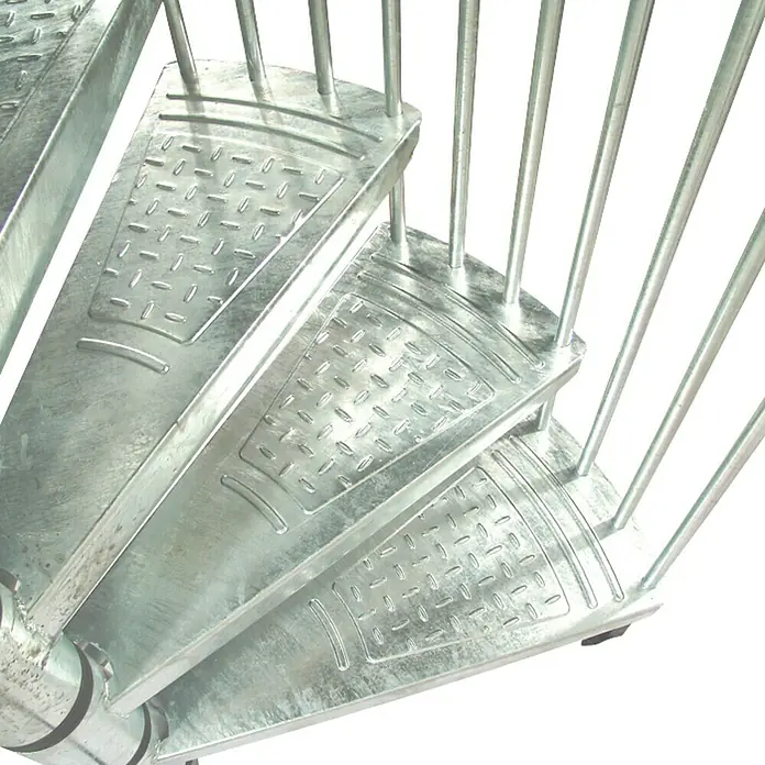 Minka Außentreppe Rondo Zink Plus - Durchmesser: 160 cm, Geschosshöhe: 300 cm, Anzahl Steigungen: 13 Stk. - Nahaufnahme einer spiralförmigen Metalltreppe mit rutschfesten Trittstufen, die robust und sicher ist.