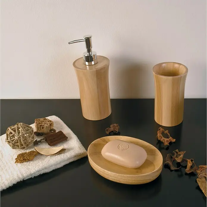 Spirella Zahnputzbecher Gobi - Holz - Ein Badezimmer-Set aus Holz mit Seifenspender, Becher und Seife auf einer Ablage, umgeben von Potpourri.