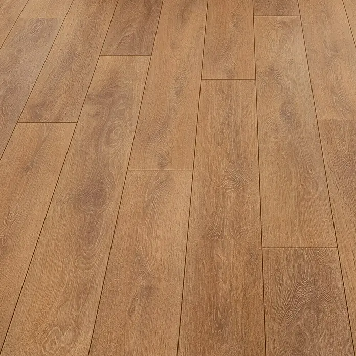 LOGOCLIC Ambienta Laminatmuster Eiche Corno - 296 x 195 x 1 mm, Landhausdiele - Detailaufnahme eines Laminatbodens mit Holzmaserung, der eine warme und einladende Atmosphäre schafft. Die Paneele sind hellbraun und wirken natürlich.