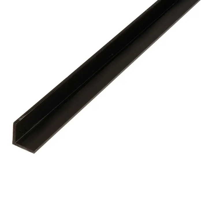Kantoflex Winkelprofil - 2.000 x 15 x 15 mm, Stärke: 1 mm, Kunststoff, Schwarz - Bild eines schwarzen Winkelprofils, das in einem Winkel auf einer weißen Oberfläche liegt. Ideal für Bauprojekte und Heimwerkerarbeiten.