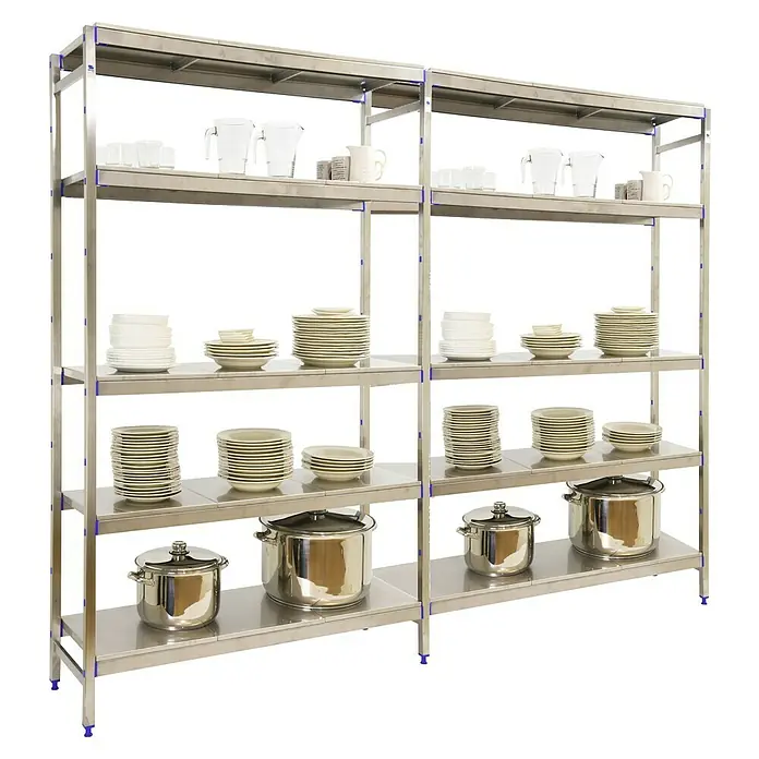 Simonrack Simoninox Metallregal Grundelement - H x B x T: 200 x 329 x 50 cm, Traglast pro Boden: 200 kg, Anzahl Böden: 5 Stk., Stecken, Material Boden: Edelstahl - Ein Edelstahlregal mit vier Ebenen, auf denen Geschirr und Töpfe ordentlich aufbewahrt werden, ideal für Gastronomie oder Großküche.