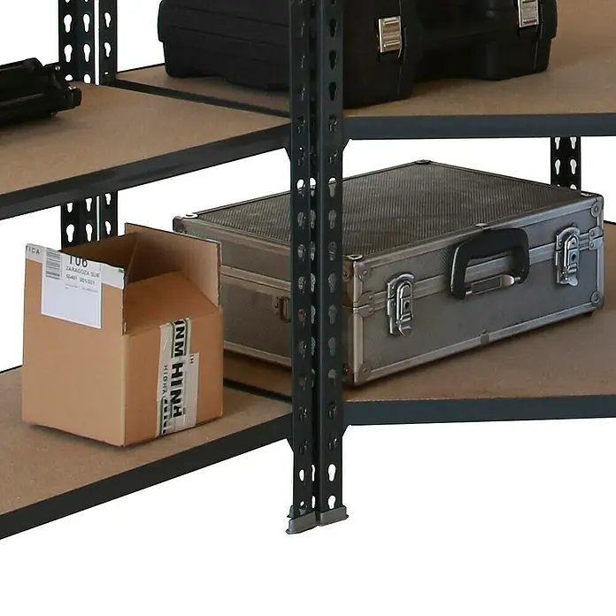 Simonrack Maderclick Eckregale-Set Maderclick Corner - H x B x T: 180 x 180 x 50 cm, Traglast pro Boden: 150 kg, Anzahl Böden: 15 Stk., Stecken, Anthrazitgrau - Nahaufnahme eines Regals mit einer Metallkiste und einem Karton, die Lagerkapazität und Organisation bieten.