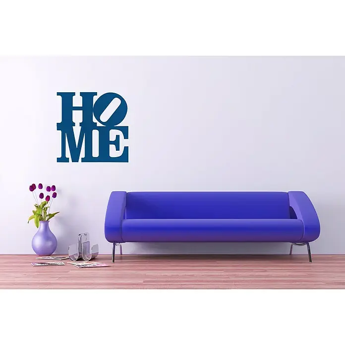 Vinilo de pared Home - 48 x 68 cm, Plástico - Una calcomanía de pared con la palabra "HOME" en letras azules sobre una pared blanca, encima de un sofá morado. Elemento decorativo para un hogar acogedor.